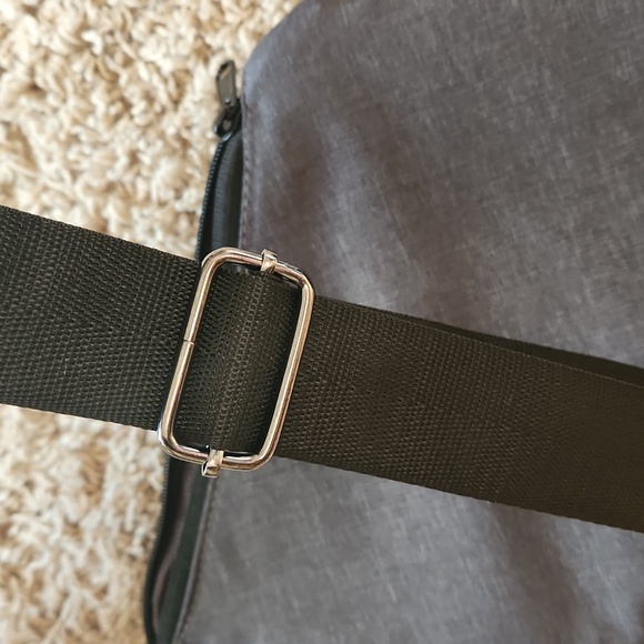 Gray sling bag by Wander+ - Picture 8 of 9